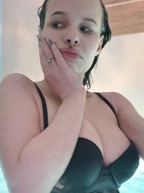 Карина привлекательная девушка из Кызыла цена от 3000 руб